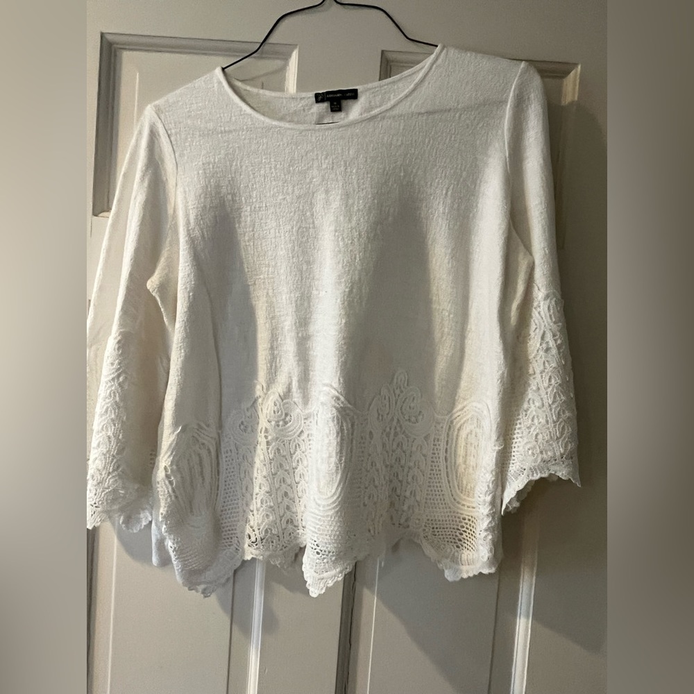Adrianna Papell Top.  NWOT!! Size Medium. 100% Cotton.  3/4 Sleeve.
